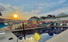 Americas Townhouse Hotel